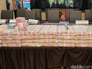 Penampakan 5 Mobil Mewah-Uang Rp 52 M Disita di Kasus Robot Trading NET89 Penampakan 5 Mobil Mewah-Uang Rp 52 M Disita di Kasus Robot Trading NET89
