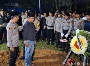 Penghormatan Terakhir Ayah untuk Briptu Farras, Keluarga Minta Usut Tuntas