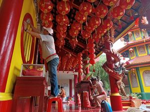 Sambut Imlek, Pengurus Vihara Dharma Cattra Tabanan Pasang 1.000 Lampion