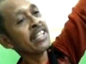 Petani di Lutra Duel dengan Piton 7 Meter, Selamat Usai Ular Ditebas Parang Petani di Lutra Duel dengan Piton 7 Meter, Selamat Usai Ular Ditebas Parang