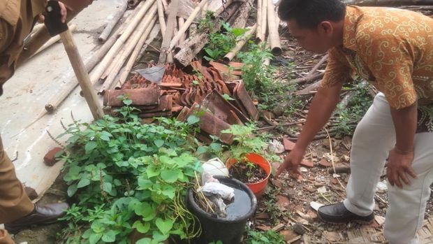 Petugas Puskesmas Manonjaya turun ke lapangan menyidik lokasi tempat hadirnya penyakit misterius massal