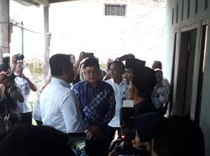 Pj Gubernur Jatim Beri Santunan 4 Korban Longsor Denpasar Asal Magetan