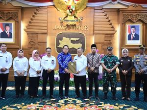 PJ Gubernur Jatim Serahkan SK Perpanjangan Pj Bupati Sampang PJ Gubernur Jatim Serahkan SK Perpanjangan Pj Bupati Sampang