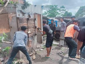 Diduga Jadi Tempat Transaksi Obat Haram, Kios di Bandung Dibongkar