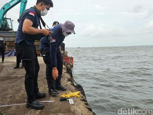 Olah TKP Pensiunan TNI Tewas, Polisi Ukur Kecepatan Mobil Sebelum Nyebur Olah TKP Pensiunan TNI Tewas, Polisi Ukur Kecepatan Mobil Sebelum Nyebur