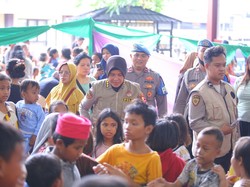 Polri Buat Dapur Lapangan dan Trauma Healing Korban Kebakaran Kemayoran