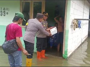 Polisi Patroli Lokasi Banjir Bengawan Solo Sambil Bagi Sembako Polisi Patroli Lokasi Banjir Bengawan Solo Sambil Bagi Sembako