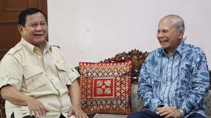 Presiden Prabowo Subianto menyambangi kediaman ekonom senior Emil Salim pagi tadi. Prabowo meminta maaf ke Emil Salim gres sanggup berkunjung ketika ini. (IG @prabowo) Prabowo datangi Emil Salim