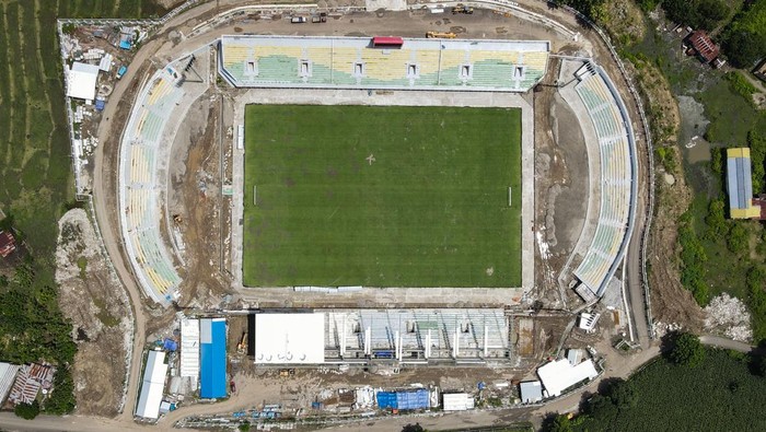 Renovasi Stadion Gelora BJ Habibie di Parepare Foto udara suasana renovasi Stadion Gelora BJ Habibie di Parepare, Sulawesi Sealatan, Rabu (22/1/2025). Progres renovasi stadion markas PSM Makassar tersebut telah mencapai 95 persen dan ditargetkan selesai pada Februari 2025 dan dapat difungsikan untuk menggelar pertandingan lanjutan BRI Liga 1 2024/2025. ANTARA FOTO/Arnas Padda/agr
