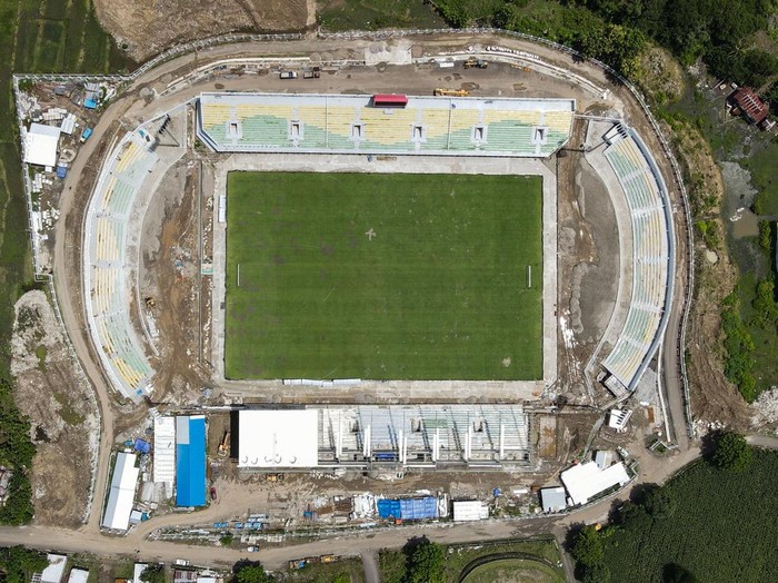 Foto udara suasana renovasi Stadion Gelora BJ Habibie di Parepare, Sulawesi Sealatan, Rabu (22/1/2025). Progres renovasi stadion markas PSM Makassar tersebut telah mencapai 95 persen dan ditargetkan selesai pada Februari 2025 dan dapat difungsikan untuk menggelar pertandingan lanjutan BRI Liga 1 2024/2025. ANTARA FOTO/Arnas Padda/agr