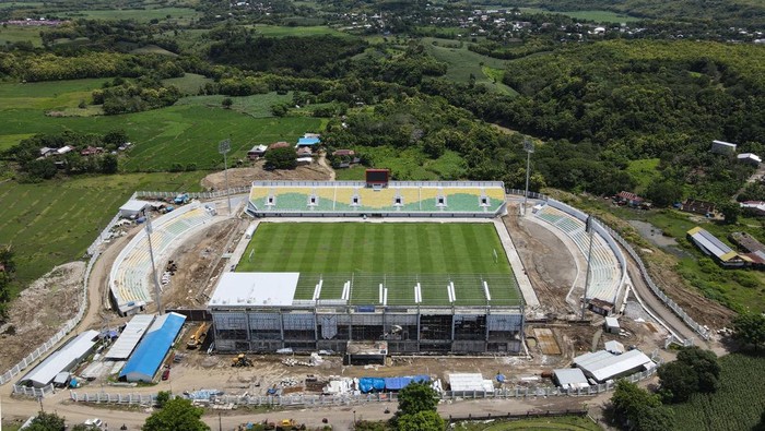 Foto udara suasana renovasi Stadion Gelora BJ Habibie di Parepare, Sulawesi Sealatan, Rabu (22/1/2025). Progres renovasi stadion markas PSM Makassar tersebut telah mencapai 95 persen dan ditargetkan selesai pada Februari 2025 dan dapat difungsikan untuk menggelar pertandingan lanjutan BRI Liga 1 2024/2025. ANTARA FOTO/Arnas Padda/agr