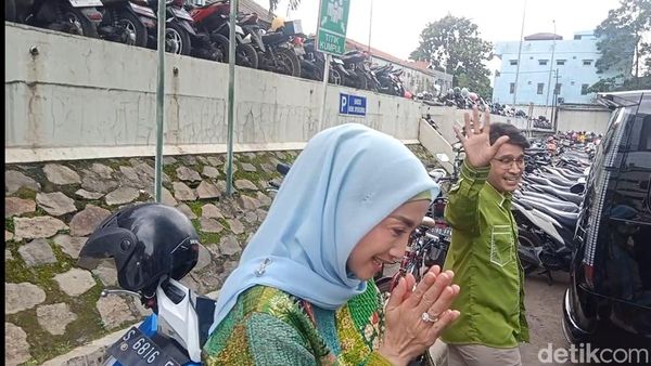 Desy Ratnasari dan Ruben Onsu Tampil Bersama dengan Warna Baju Senada