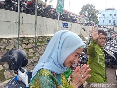 Desy Ratnasari dan Ruben Onsu Tampil Bersama dengan Warna Baju Senada