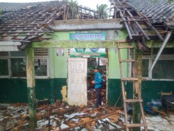 Atap Ruang Kelas MTs 7 Pandeglang Ambruk Diterjang Angin Kencang