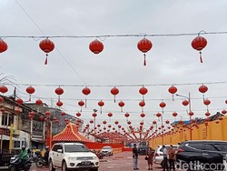 550 Lampion Hiasi Kelenteng Dewi Kwan Im Palembang Jelang Imlek 2025