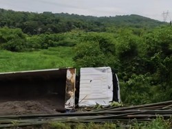 Tak Kuat Nanjak, Truk Terperosok ke Jurang di Cariu Bogor