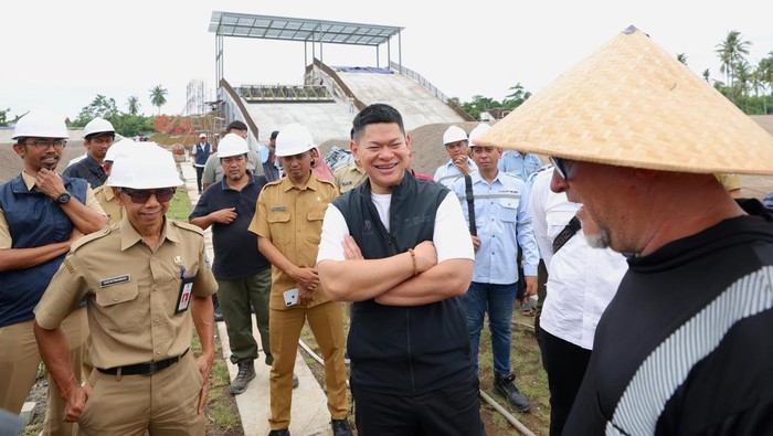 Senior Vice President, Raja Sapta Oktahari, di saat mendatangi sirkuit BMX di Kecamatan Muncar, Banyuwangi