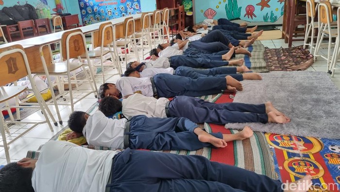 Siswa SMPN 39 Surabaya uji coba relaksasi tidur siang di kelas Siswa SMPN 39 Surabaya uji coba relaksasi tidur siang di kelas