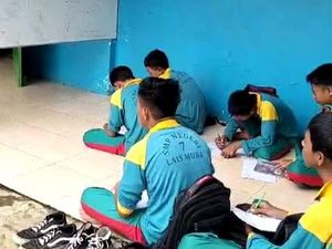 Atap Ruang Kelas Ambruk, Siswa SMPN 7 Lais Muba Belajar di Teras