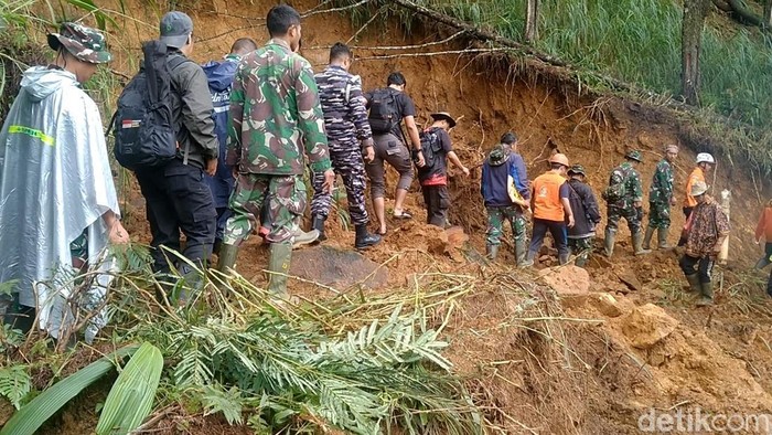 Tim evakuasi gabungan di lokasi bencana longsor di Desa Kesimpar, Kecamatan Petungkriyono, Kabupaten Pekalongan, Rabu (22/1/2025) pagi.