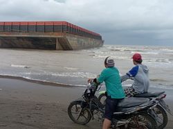 Diterjang Ombak Besar, Tongkang Batu Bara Terdampar di Pantai Indramayu