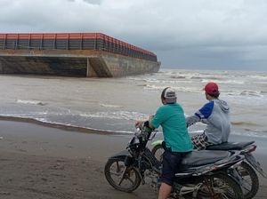 Diterjang Ombak Besar, Tongkang Batu Bara Terdampar di Pantai Indramayu Diterjang Ombak Besar, Tongkang Batu Bara Terdampar di Pantai Indramayu