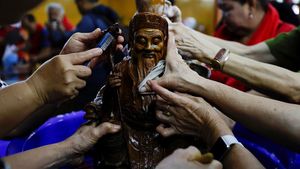 Tradisi Pencucian Patung Dewa-dewi di Kuil Amurva Bhumi