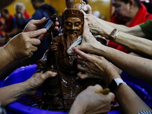 Tradisi Pencucian Patung Dewa-dewi di Kuil Amurva Bhumi