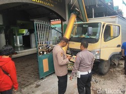 Hindari Penjual Bakso, Truk Tabrak Masjid di JLS Kota Pasuruan