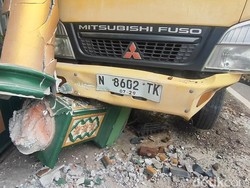 Video: Detik-detik Truk Tabrak Masjid di Pasuruan gegara Hindari Tukang Bakso