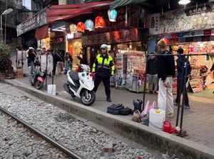 Sudah Jatuh Tertimpa Tangga, Turis Tertabrak Kereta, eh Harus Bayar Denda Pula Sudah Jatuh Tertimpa Tangga, Turis Tertabrak Kereta, eh Harus Bayar Denda Pula