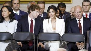 7 Gaya Seksi Tunangan Jeff Bezos di Inagurasi Trump, Di-like Mark Zuckerberg