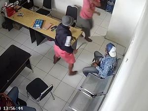 Video: Viral Korban Penggelapan Mobil Hendak Dibacok Pakai Celurit di Lumajang
