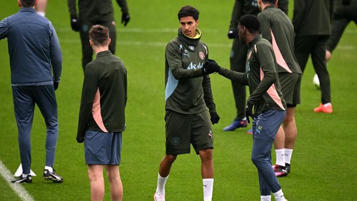 Manchester City's Brazilian defender #22 Vitor Reis (C) takes part in a training session at Manchester City's training ground in Manchester, north-west England, on January 21, 2025, on the eve of their UEFA Champions League football match against Paris Saint-Germain (PSG). (Photo by Oli SCARFF / AFP)