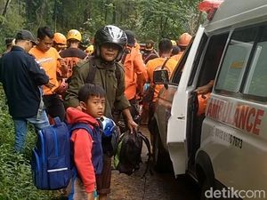 Warga Kasimpar Pekalongan Ramai-ramai Ngungsi Usai Longsor Tewaskan 19 Orang Warga Kasimpar Pekalongan Ramai-ramai Ngungsi Usai Longsor Tewaskan 19 Orang