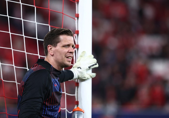 Soccer Football - Champions League - Benfica v FC Barcelona - Estadio da Luz, Lisbon, Portugal - January 21, 2025 FC Barcelonas Wojciech Szczesny during the warm up before the match REUTERS/Rodrigo Antunes