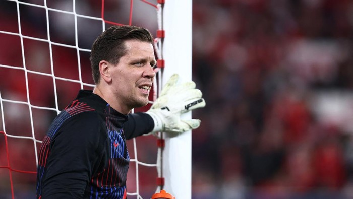 Soccer Football - Champions League - Benfica v FC Barcelona - Estadio da Luz, Lisbon, Portugal - January 21, 2025 FC Barcelonas Wojciech Szczesny during the warm up before the match REUTERS/Rodrigo Antunes