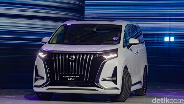 Denza, sub merk merek premium dari BYD resmi meluncur di Indonesia. Produk pertama yang dibawa merupakan Denza D9, kendaraan beroda empat MPV listrik yang harganya di bawah Rp 1 miliar.