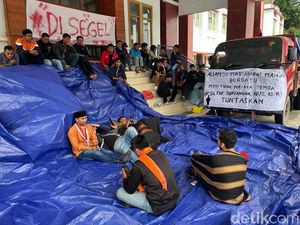 Massa Segel Kantor Bupati Mamasa Tuntut Pembayaran Gaji Aparat Desa