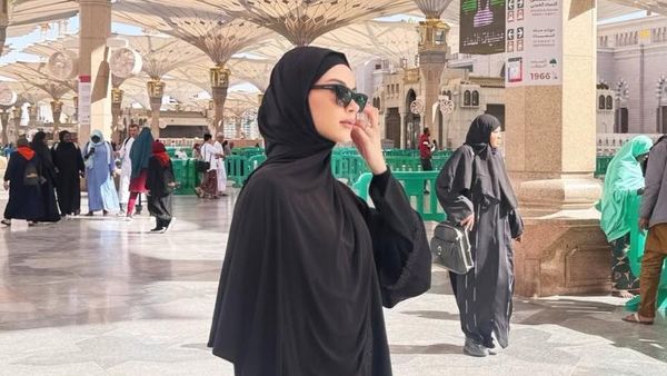 Penampilan Alyssa Daguise Jalani Umrah dengan Ibunda