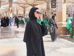 Penampilan Alyssa Daguise Jalani Umrah dengan Ibunda