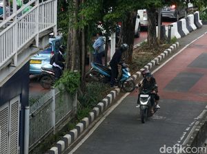 Viral Pemotor Bongkar Separator Busway di Jakut Diduga Panik Ada Razia Viral Pemotor Bongkar Separator Busway di Jakut Diduga Panik Ada Razia