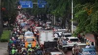 Apes! Sudah Terobos Jalur TJ, Eh Terjebak Macet