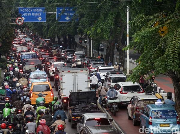 Apes! Sudah Terobos Jalur TJ, Eh Terjebak Macet