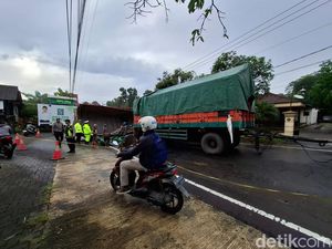 Truk Gandeng Muat Jagung Terguling di Blitar, Arus Lalin Sempat Macet Truk Gandeng Muat Jagung Terguling di Blitar, Arus Lalin Sempat Macet