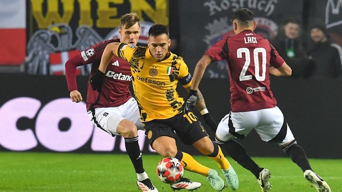 Inter Milans Argentine forward #10 Lautaro Martinez (C) and Sparta Prahas Albanian midfielder #20 Qazim Laci vie for the ball during the UEFA Champions League football match between Sparta Prague and Inter Milan in Prague, Czech Republic, on January 22, 2025. (Photo by Michal Cizek / AFP)