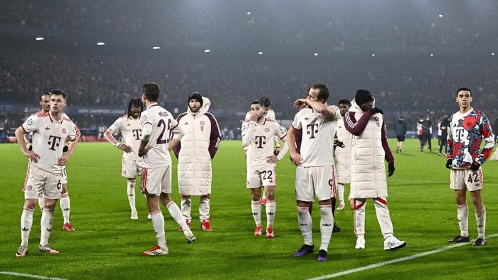 Bayern Munichs players reacts their to their teams loss at the end of the UEFA Champions League, league phase day 7, football match between Feyenoord (NED) and FC Bayern Munich (GER) at the Feyenoord Stadium in Rotterdam, on January 22, 2025. (Photo by JOHN THYS / AFP)