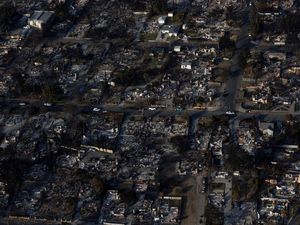 Foto Udara Rumah-rumah yang Hancur Akibat Kebakaran Eaton