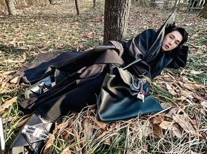 7 Gaya Im Siwan Berpose Nyeleneh dengan Gaya Eksentrik Serba Balenciaga