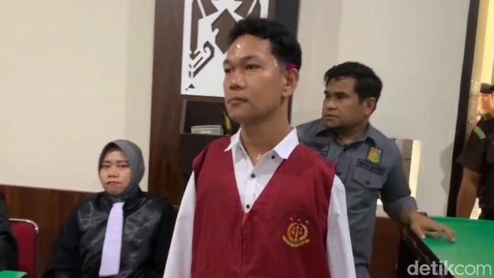 I Wayan Agus Suartama alias IWAS sebelum menjalani sidang lanjutan masalah praduga pemerkosaan di Pengadilan Negeri (PN) Mataram, Kamis (23/1/2025). (Foto: Edi Suryansyah/detikBali) I Wayan Agus Suartama alias IWAS sebelum menjalani sidang lanjutan masalah praduga pemerkosaan di Pengadilan Negeri (PN) Mataram, Kamis (23/1/2025). (Foto: Edi Suryansyah/detikBali)